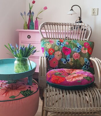 Roze poef met handgeborduurde bloemen. ⌀ 50 cm.