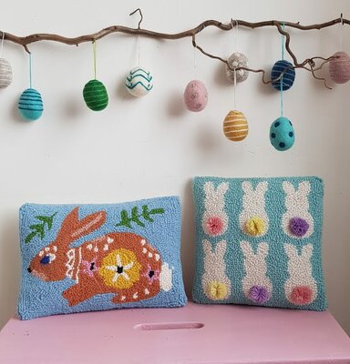 Handgeknoopt kussen paashaasjes & pompoms 25x25