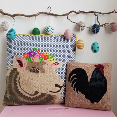 Hook pillow with rooster 25x25