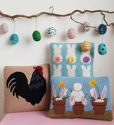 Handgeknoopt kussen paashaasjes & pompoms 25x25