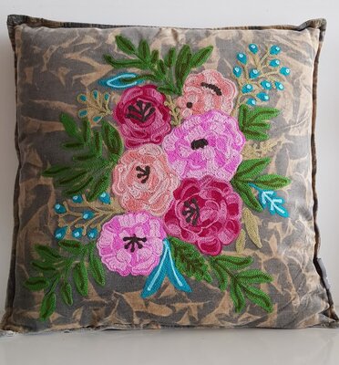 Stonewashed velvet cushion with flowers - Grey 45x45