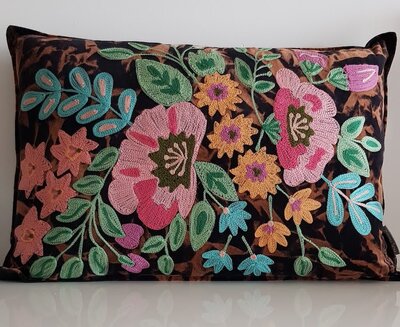 Stonewashed velvet sierkussen met bloemen - Zwart 40x60