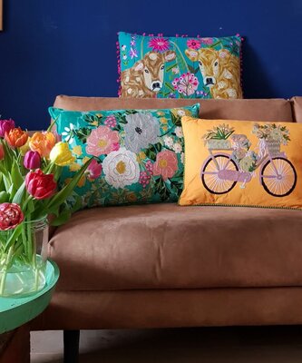 Sierkussen fiets met bloemen  35x50 - Geel