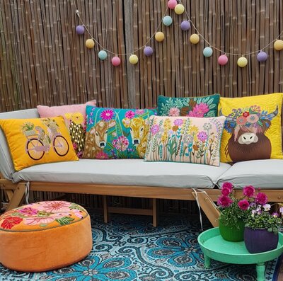 Sierkussen fiets met bloemen  35x50 - Geel
