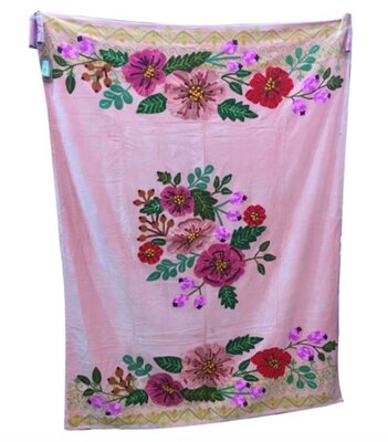 Lichtroze velvet plaid met geborduurde bloemen en roze kwastjes 106x152