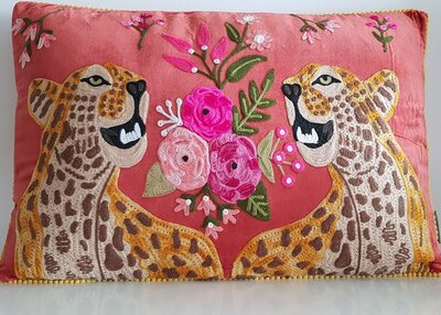 Steenrood velvet sierkussen met luipaarden en bloemen - 40x60