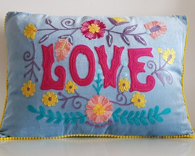 Sierkussen Love  35x50 - Lichtblauw