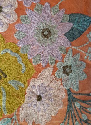 Oranje velvet kussen met handgeborduurde bloemen 40x60