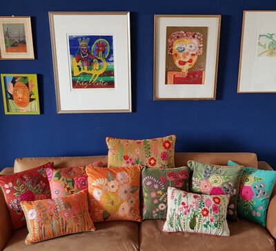 Oranje velvet kussen met handgeborduurde bloemen 40x60