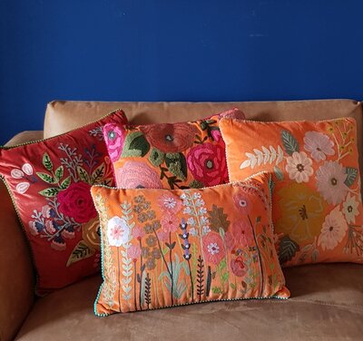 Oranje velvet kussen met handgeborduurde bloemen 40x60