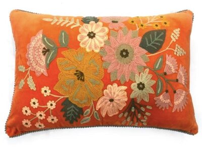 Oranje velvet kussen met handgeborduurde bloemen 40x60