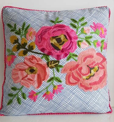 Sierkussen met rozen - blauw-wit 45x45