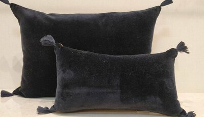 Velvet cushion with tassels - midnight blue