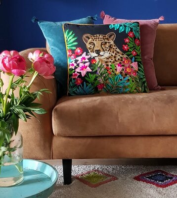 Zwart sierkussen met luipaard en bloemen - 45x45