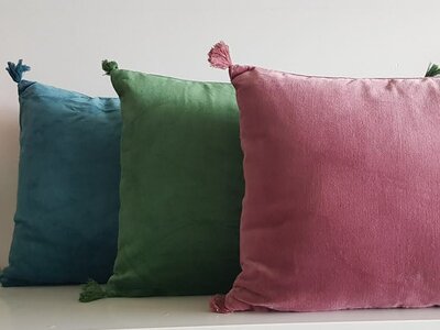 Oudroze cotton velvet kussen met kwastjes 20x35