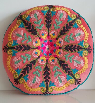 Rond velvet kussen met handgeborduurde bloemen - koraal, dia 40