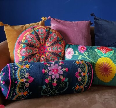 Rond velvet kussen met handgeborduurde bloemen - koraal, dia 40