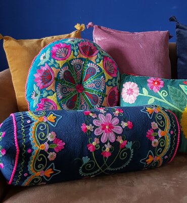 Rond velvet kussen met handgeborduurde bloemen - petrol dia 40