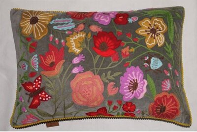 Grijs velvet kussen met handgeborduurde bloemen 40x60