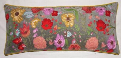 Grijs velvet kussen met handgeborduurde bloemen 40x90