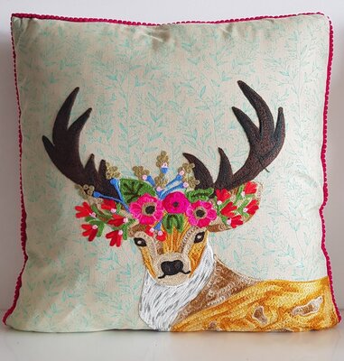 Handgeborduurd hert met bloemen - beige
