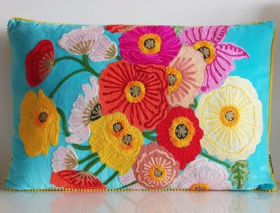 Turquoise velvet kussen met handgeborduurde bloemen 40x60