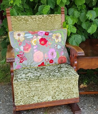 Grijs velvet kussen met handgeborduurde bloemen 40x60