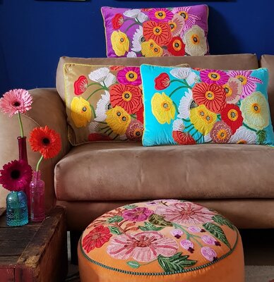 Fudge velvet kussen met handgeborduurde bloemen 40x60