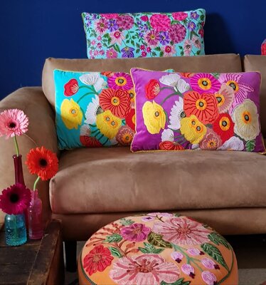 Turquoise canvas kussen met handgeborduurde bloemen 35x70