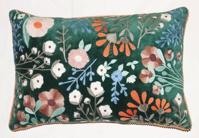 Groen velvet kussen met handgeborduurde bloemen 40x60