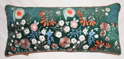 Groen velvet kussen met handgeborduurde bloemen 40x90