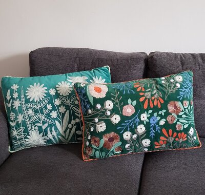 Groen velvet kussen met handgeborduurde bloemen 40x60