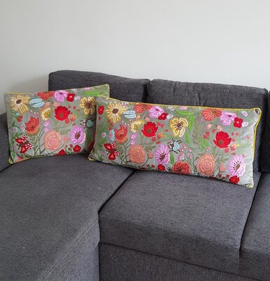 Grijs velvet kussen met handgeborduurde bloemen 40x90