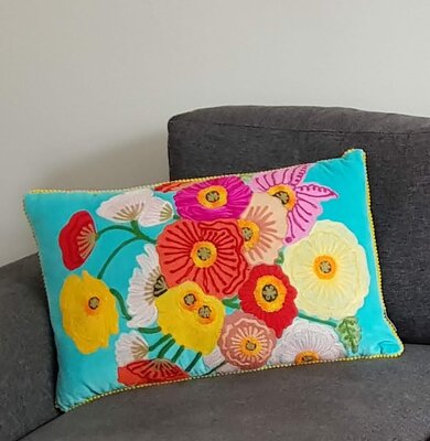 Turquoise velvet kussen met handgeborduurde bloemen 40x60