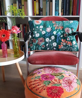 Groen velvet kussen met handgeborduurde bloemen 40x60