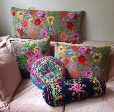 Stonewashed velvet sierkussen met bloemen - Bruin 45x45