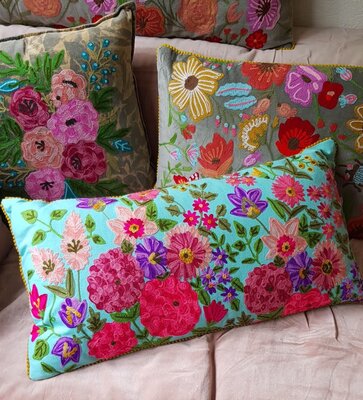 Turquoise canvas kussen met handgeborduurde bloemen 35x70