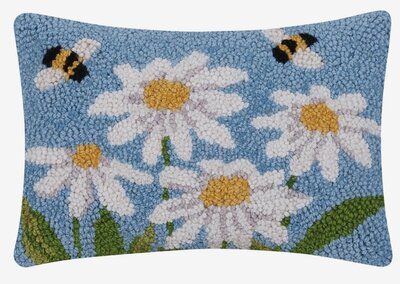 Handgeknoopt kussen met margrieten en bijen 30x20