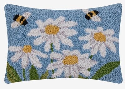 Handgeknoopt kussen met margrieten en bijen 30x20 cm