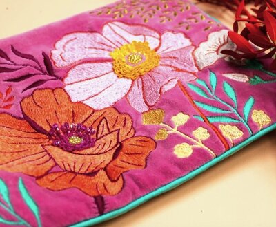 Fuchsia clutch met bloemen