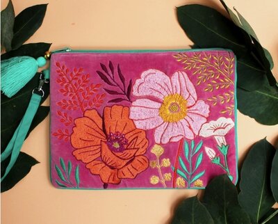 Fuchsia clutch met bloemen