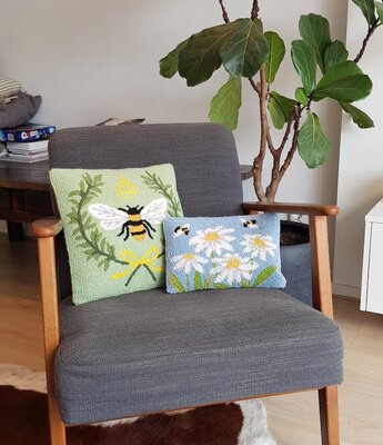 Handgeknoopt kussen met margrieten en bijen 30x20