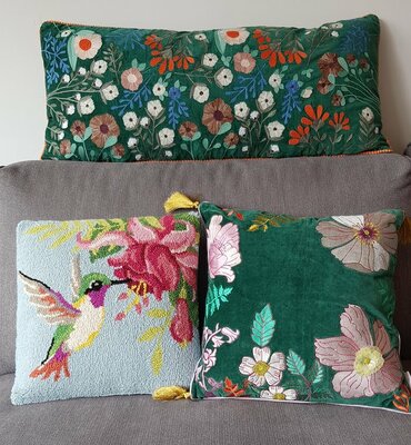 Groen velvet kussen met handgeborduurde bloemen 40x90