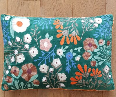 Groen velvet kussen met handgeborduurde bloemen 40x60