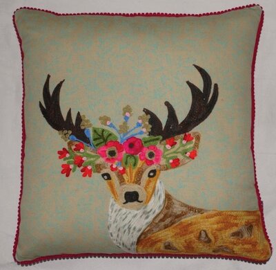 Handgeborduurd hert met bloemen - beige