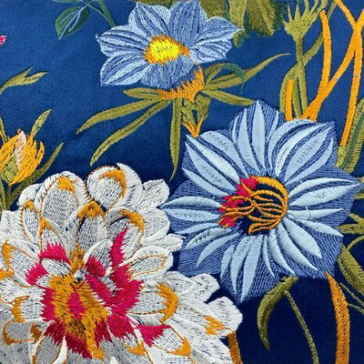 Blauw velvet kussen met geborduurde bloemen - 60x35