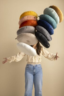 Olly – Ø40 cm – Round velvet cushion – Mountain View