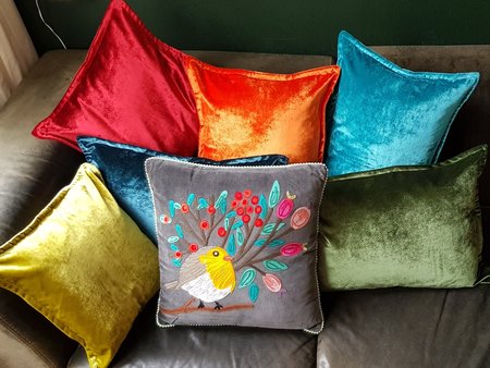 Velvet kussen met vogel - grijs
