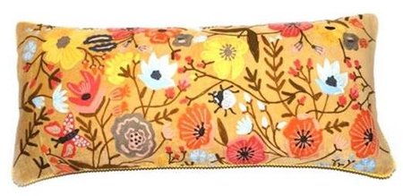 Fudge-kleurig kussen met handgeborduurde bloemen 40x90
