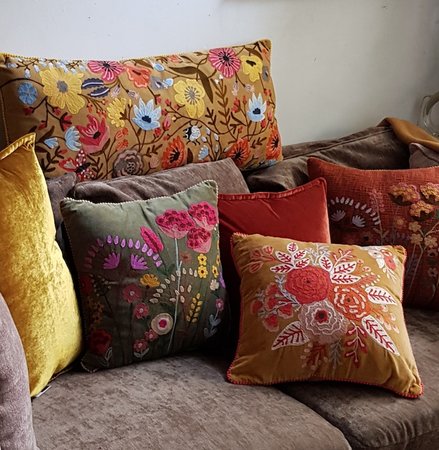 Fudge-kleurig velvet kussen met handgeborduurde bloemen 45x45